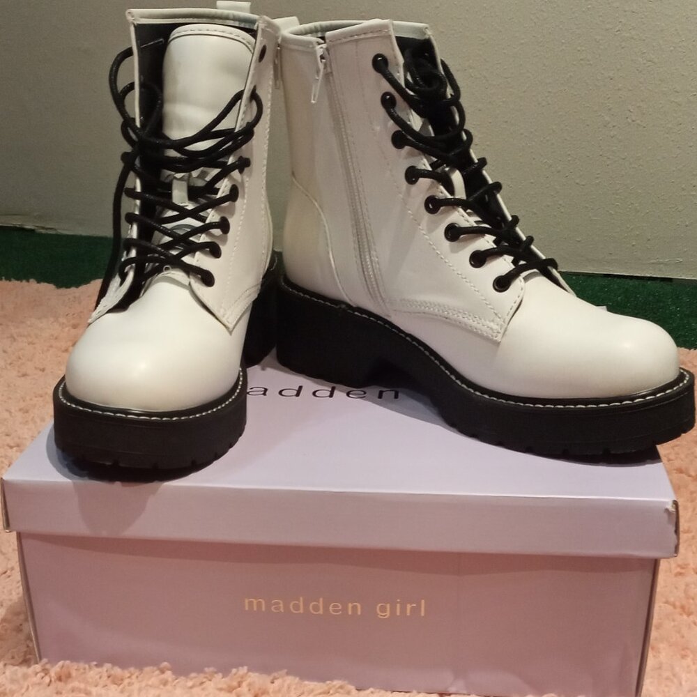 New in box, Madden Girl Women's White Carra Fashion Boots Size 8.5M